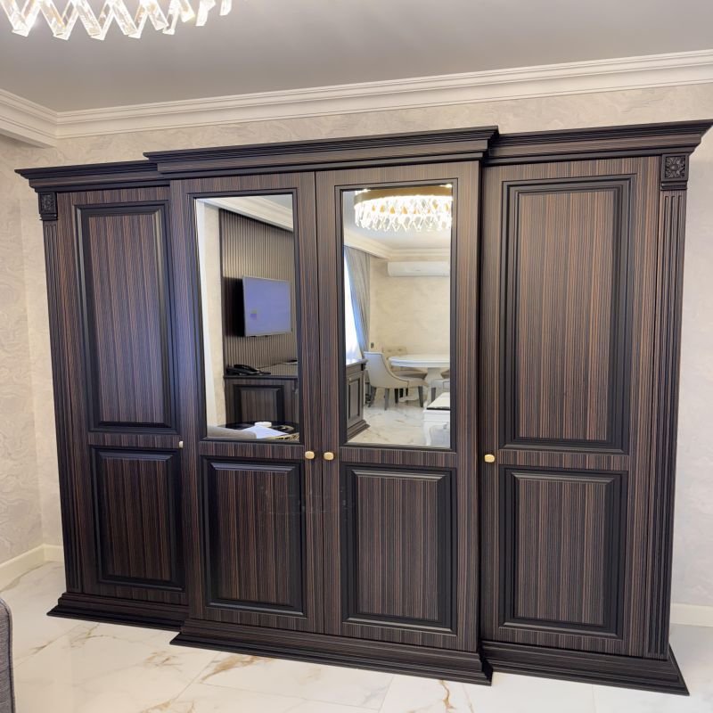 böyük, güzgülü qarderob.